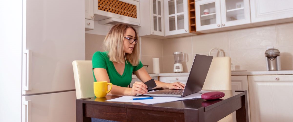 Vitality_aug21_7_ways_to_rethink_your_finances_if_youre_stuck_in_a_rut-HERO