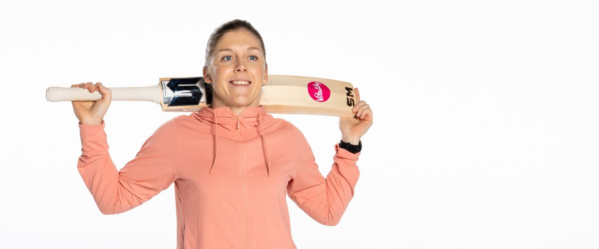 heather-knight-with-cricket-bat